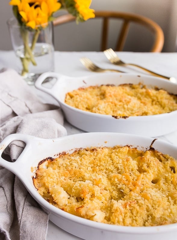 Lobster Mac and Cheese recipe for 2! Such a romantic dinner for two for Valentine's Day. #lobstermacandcheese #macandcheese #valentinesday #dinnerfortwo #romanticdinner #romanticmeal #datenight #macaroniandcheese #lobster