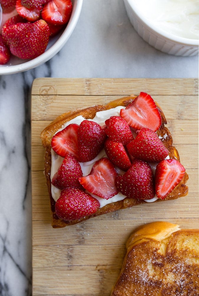 Strawberry toast with cheesecake spread Strawberry toast: Fun toast ideas with fruit