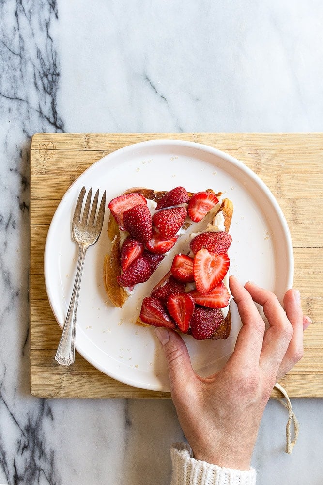 Strawberry toast with cheesecake spread Strawberry toast: Fruit toast recipe